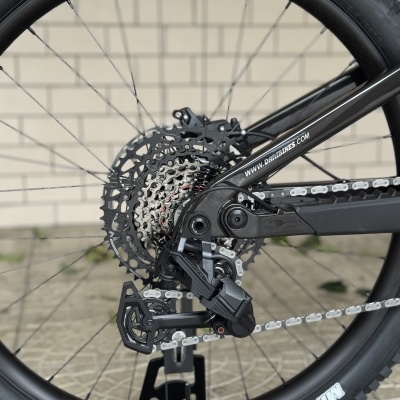 Roda traseira de bicicleta com pneu Maxxis e Minion DHR II e desviador traseiro preto