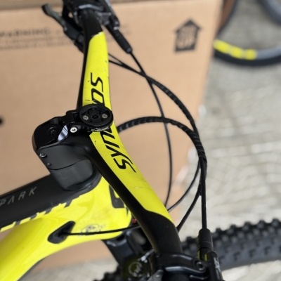 Bicicleta de montanha amarela e preta com texto SYNRIDE 505 no quadro.