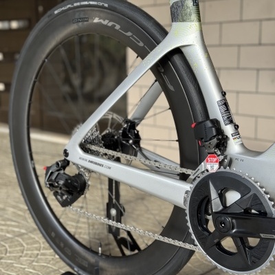 Roda traseira de bicicleta de estrada com aro de carbono profundo e quadro cinza