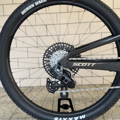 Roda de bicicleta preta com pneus Maxxis Rekon Race EXO TR e quadro SCOTT