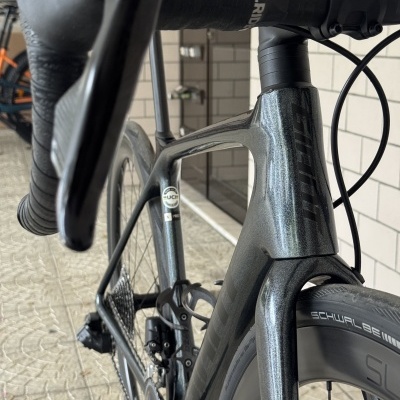 Bicicleta de estrada Giant cinzenta metálica com guiador preto e pneus Schwalbe