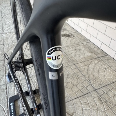 Quadro de bicicleta de estrada em fibra de carbono preta com etiqueta UCI e roda traseira