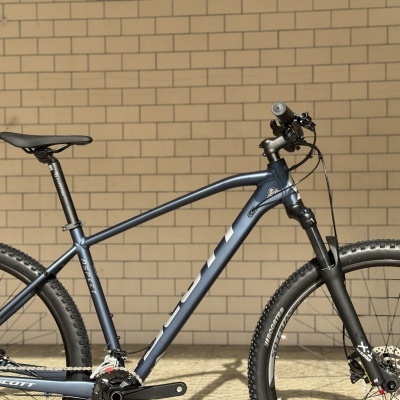 Bicicleta montanha azul escura com suspensão RockShox e pneus Booster SCOTT