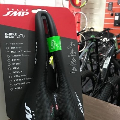Selim de bicicleta Selle SMP preto para e-bike com embalagem vermelha