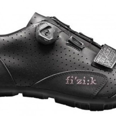 Sapatilha de ciclismo preta em pele com fecho de roldana e sola com cravos