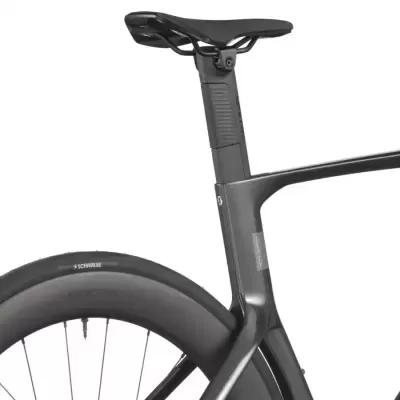 Bicicleta preta com assento desportivo e roda traseira larga com pneu SCHWALBE