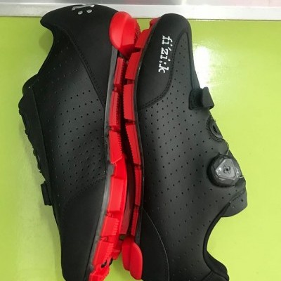 Sapatilhas de ciclismo pretas com sola vermelha e fecho de rotação