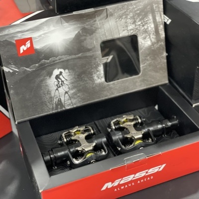 Conjunto de pedais para bicicleta em caixa preta e vermelha da marca MASSI