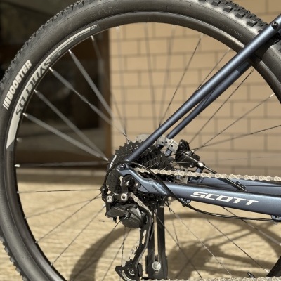 Roda traseira de bicicleta com pneu KENDA e quadro SCOTT cinza