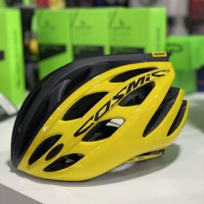 Capacete de bicicleta amarelo e preto com marca COSMIC