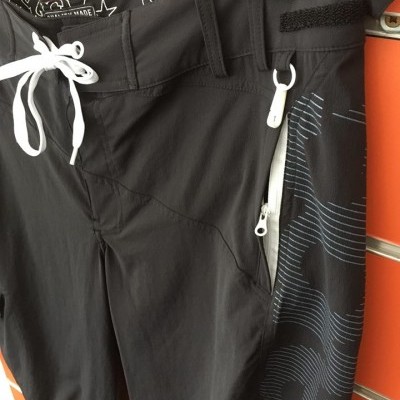 Calções pretos com cordão branco e padrão gráfico