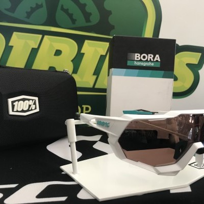 Óculos desportivos 100% brancos com lentes escuras e estojo preto