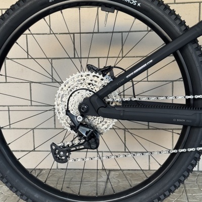 Roda traseira de bicicleta de montanha com pneu SCHWALBE ALBERG TRAIL e sistema Shimano Deore
