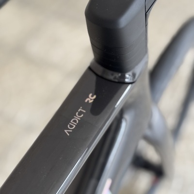 Quadro de bicicleta preta com texto ADIDCT RC no tubo superior