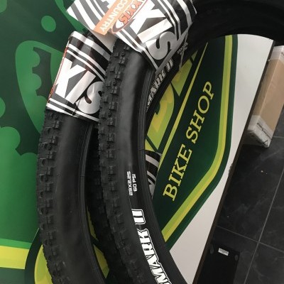 Pneus de bicicleta Maxxis Crossmark II com padrão de cravos em loja bike shop