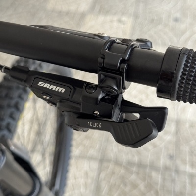 Comando de mudança de velocidades SRAM 1CLICK preto no guiador de bicicleta