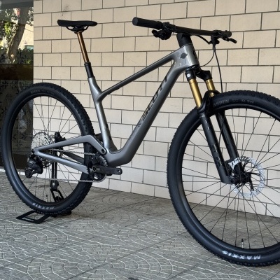 Bicicleta de montanha cinza SCOTT com suspensão FOX e pneus Maxxis Aspen
