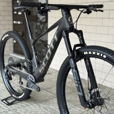 Bicicleta de montanha preta SCOTT com pneus MAXXIS e suspensão ROCK SHOX