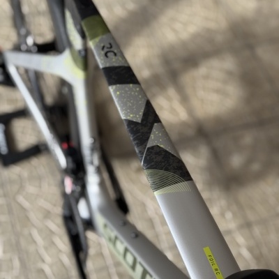 Quadro de bicicleta cinza com detalhes pretos e verdes e texto FOIL RC