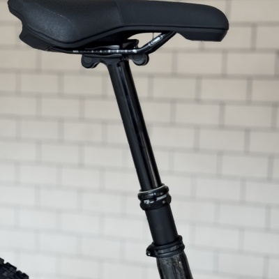 Selim de bicicleta preto com tubo de selim e pneu preto