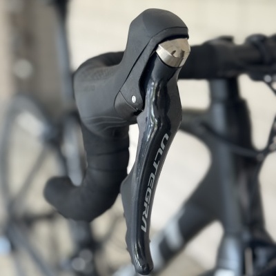 Manete de mudança e travão para bicicleta de estrada preta com texto ULTEGRA