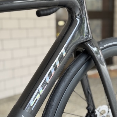 Quadro de bicicleta de estrada preta com logo SCOTT holográfico em destaque.