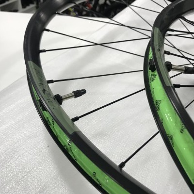 Rodas de bicicleta pretas e verdes sobre superfície branca