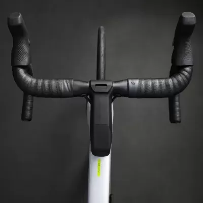 Guiador de bicicleta de estrada preto com fita preta texturada e tubo branco com etiqueta amarela