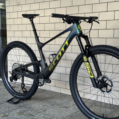 Bicicleta de montanha Scott com quadro azul esverdeado e preto e letras amarelas
