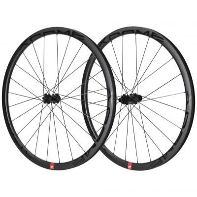 Par de rodas de bicicleta pretas com aros de carbono e raios finos