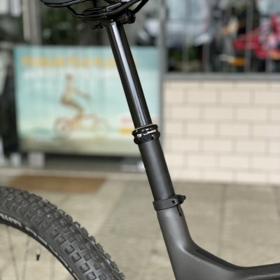 Selim preto de bicicleta em estrutura cinzenta escura com pneu robusto preto