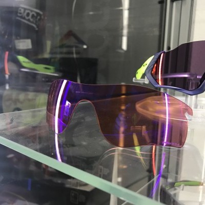 Óculos de sol desportivos com lentes espelhadas em roxo e detalhes verdes neon