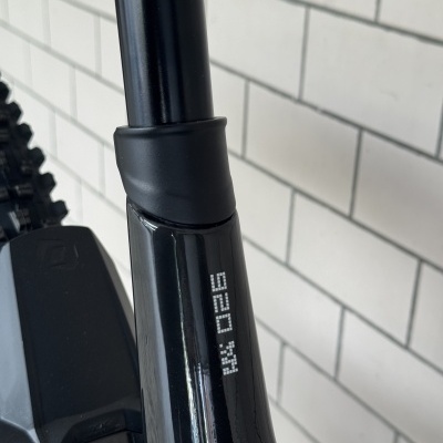 Quadro preto de bicicleta com texto MAX 0325 em azulejos brancos