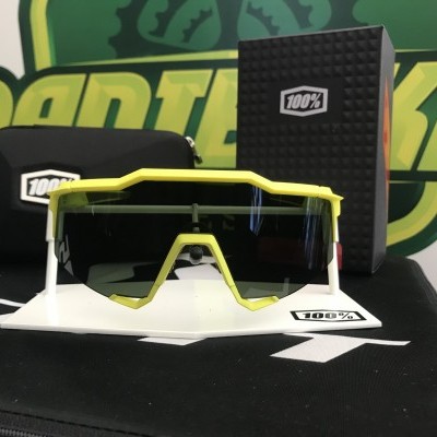 Óculos desportivos 100% com armação amarela e lentes escuras num estojo preto e caixa preta 100%