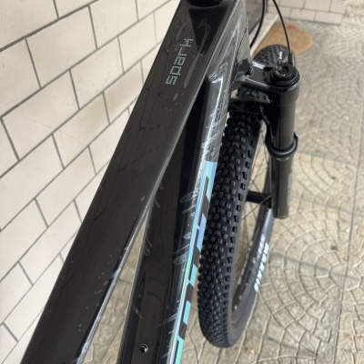 Quadro preto e guiador de bicicleta com texto SPORTY e pneus grossos com textura