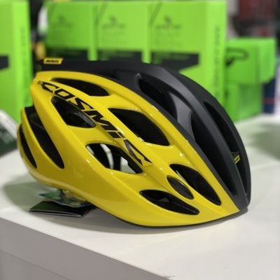 Capacete de ciclismo amarelo e preto com texto COSMIC na lateral