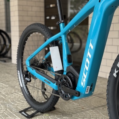 Bicicleta elétrica azul SCOTT com motor e pneus pretos KENDA