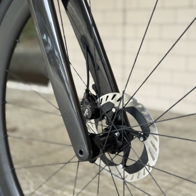 Roda e garfo de bicicleta com disco de travão