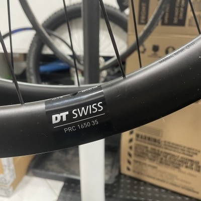 Aro de roda de bicicleta preto com etiqueta DT SWISS PRC 1650 35