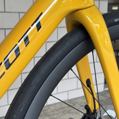 Bicicleta amarela com roda preta e logotipo Danibikes