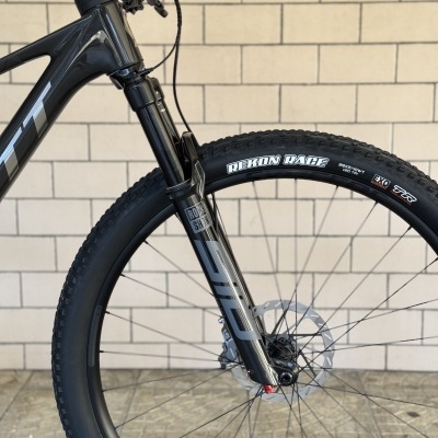 Bicicleta preta de montanha com suspensão dianteira e pneu Preto Race