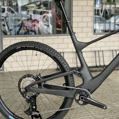 Bicicleta de montanha preta com quadro de fibra de carbono e pneus Schwalbe