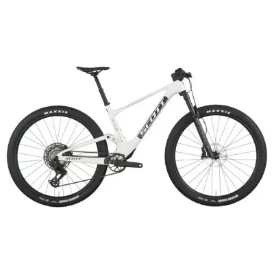 Bicicleta de montanha branca Scott com pneus Maxxis pretos