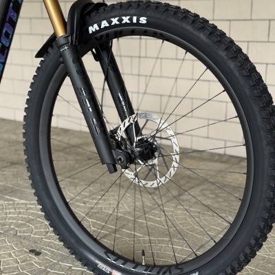 Roda dianteira de bicicleta de montanha com pneu Maxxis e suspensão dianteira dourada