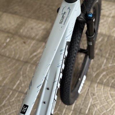 Quadro de bicicleta de montanha branco com texto SOBEK e pneus pretos