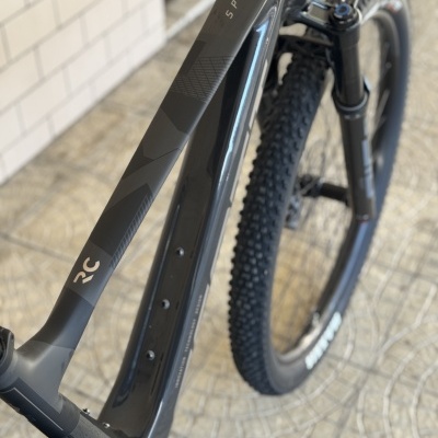 Bicicleta de montanha preta com texto SPARK e RC no quadro