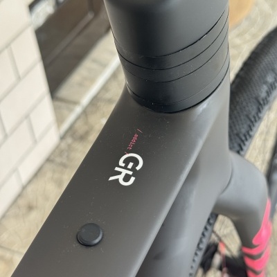 Bicicleta preta fosca com detalhes em rosa e texto addict GR