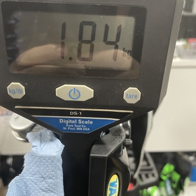 Balança digital Park Tool DS-1 a mostrar 1.84 kg em ambiente de trabalho