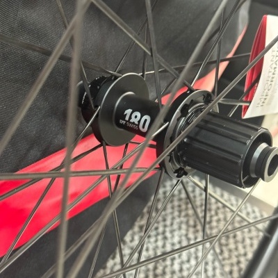 Roda de bicicleta com cubo DT Swiss 180