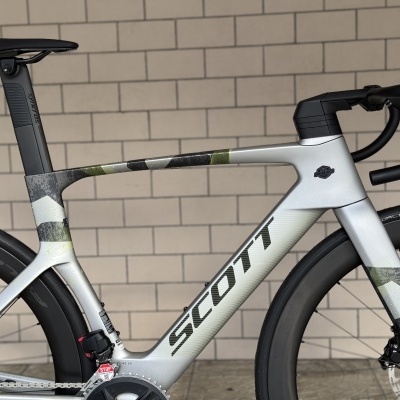 Bicicleta de estrada SCOTT em carbono cinza e preto com detalhes verdes